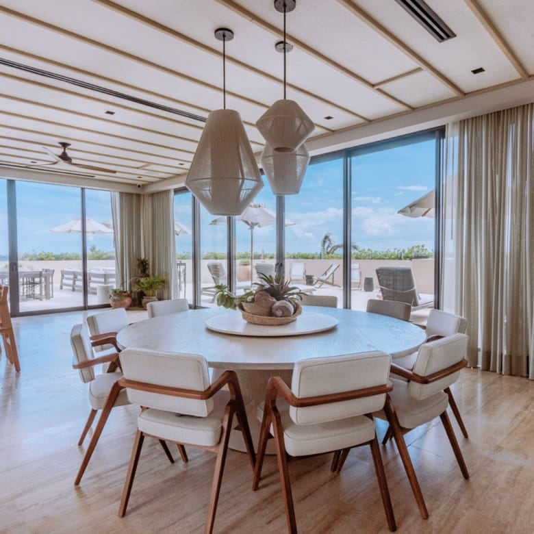 Exquisite 6-bedroom Beachfront Pentgarden
