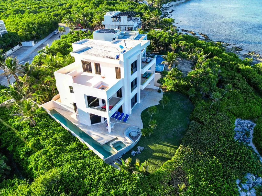 Beachfront 8-Bedroom Villa in Akumal, Punta Sur