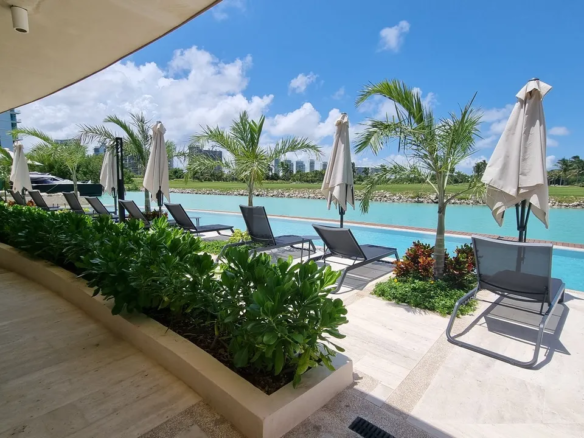 La Vela Puerto Cancún