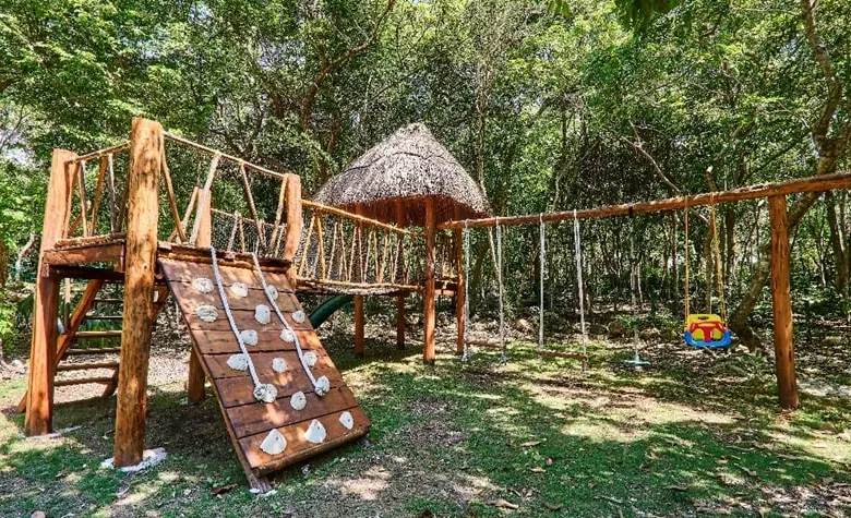 4–Bedroom Villa with Rooftop Pool in Selvamar, Playa del Carmen